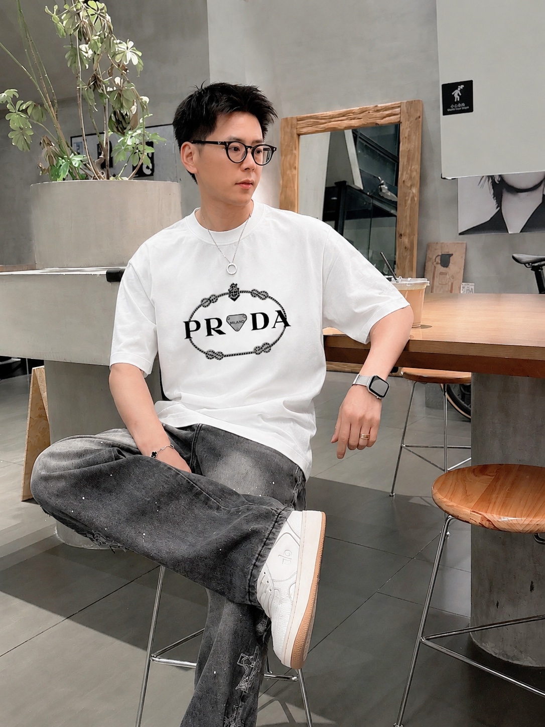 P80 Prad～普拉达 厚板亮片滴胶 《区别通货面料》 双纱纯棉紧密纱线短袖tee 上身十分舒适，男女同款半袖，落肩宽松版型 颜色: 黑色 白色 咖啡色 尺码：S（90-130斤） M（125-150斤） L（135-165斤） XL（160-190斤） XXL（185-220斤）