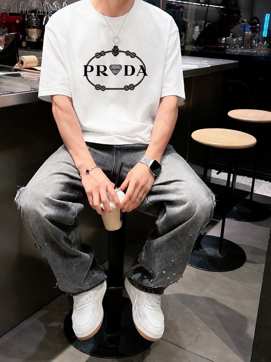 P80 Prad～普拉达 厚板亮片滴胶 《区别通货面料》 双纱纯棉紧密纱线短袖tee 上身十分舒适，男女同款半袖，落肩宽松版型 颜色: 黑色 白色 咖啡色 尺码：S（90-130斤） M（125-150斤） L（135-165斤） XL（160-190斤） XXL（185-220斤）