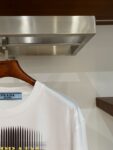 P70 普拉达PRADA 新款直喷工艺 高品质280克重磅短袖T恤，进口兄弟数码白墨直喷工艺 彰显不羁的个性与强大的气场 纯棉32支双纱面料，两遍缩水工艺，立体裁剪，面布做了蚀毛，手感非常好，亲肤透气，微宽松版型，上身舒适！ 日本Brother进口机数码直喷。色彩还原度 %，杜邦进口环保颜料，色牢度5级，经测验，洗涤100次，褪色程度不到1% 单品时尚感满满.日常出街或休闲都很百搭，轻松驾驭各种风格。色彩超鲜艳还透气，夏季必备 颜色：黑色/白色 码数：S-XL