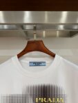 P70 普拉达PRADA 新款直喷工艺 高品质280克重磅短袖T恤，进口兄弟数码白墨直喷工艺 彰显不羁的个性与强大的气场 纯棉32支双纱面料，两遍缩水工艺，立体裁剪，面布做了蚀毛，手感非常好，亲肤透气，微宽松版型，上身舒适！ 日本Brother进口机数码直喷。色彩还原度 %，杜邦进口环保颜料，色牢度5级，经测验，洗涤100次，褪色程度不到1% 单品时尚感满满.日常出街或休闲都很百搭，轻松驾驭各种风格。色彩超鲜艳还透气，夏季必备 颜色：黑色/白色 码数：S-XL