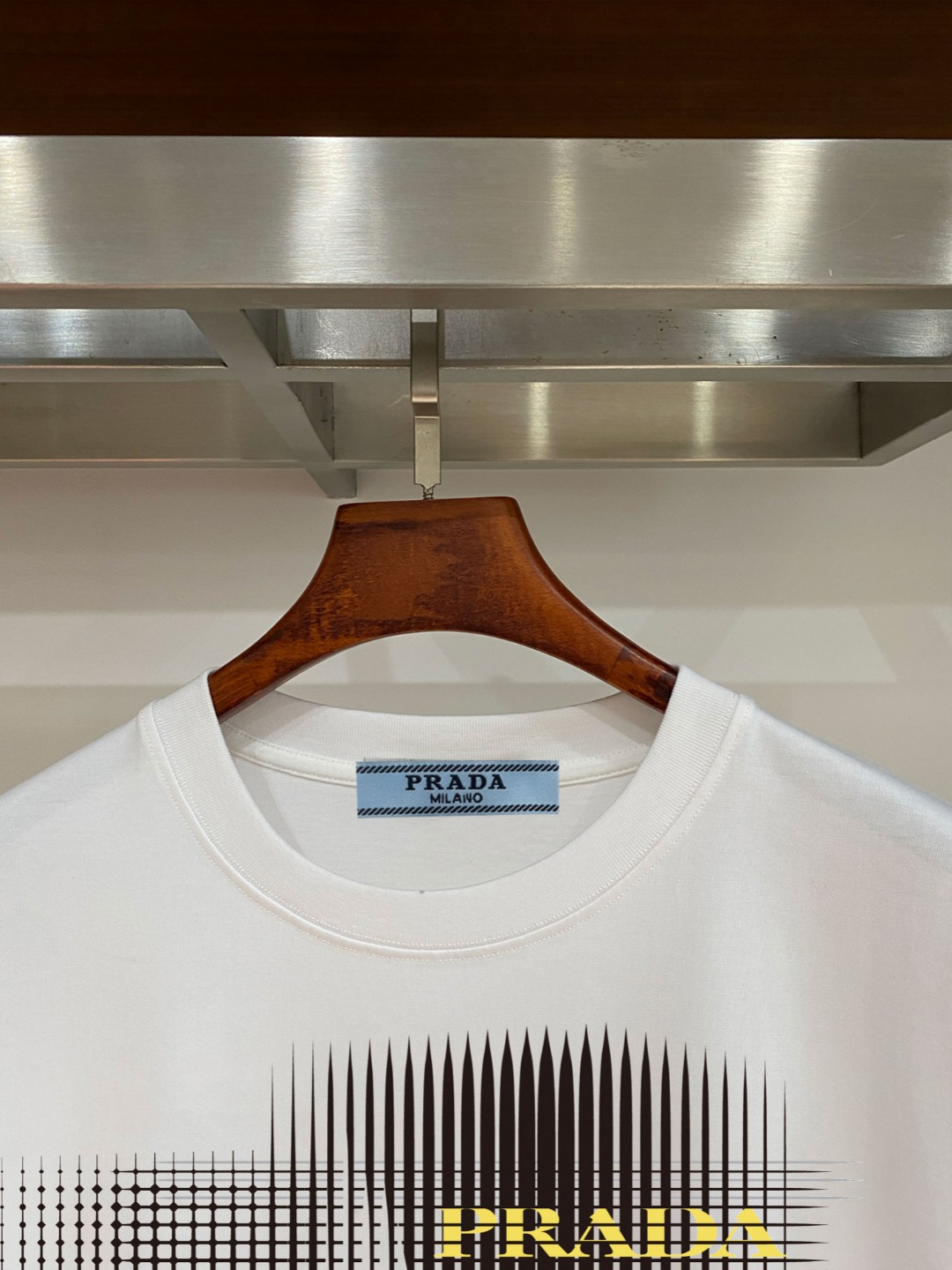 P70 普拉达PRADA 新款直喷工艺 高品质280克重磅短袖T恤，进口兄弟数码白墨直喷工艺 彰显不羁的个性与强大的气场 纯棉32支双纱面料，两遍缩水工艺，立体裁剪，面布做了蚀毛，手感非常好，亲肤透气，微宽松版型，上身舒适！ 日本Brother进口机数码直喷。色彩还原度 %，杜邦进口环保颜料，色牢度5级，经测验，洗涤100次，褪色程度不到1% 单品时尚感满满.日常出街或休闲都很百搭，轻松驾驭各种风格。色彩超鲜艳还透气，夏季必备 颜色：黑色/白色 码数：S-XL