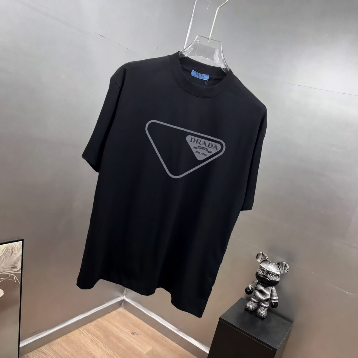 P80 Prad～普拉达 厚板亮片滴胶 《区别通货面料》 双纱纯棉紧密纱线短袖tee 上身十分舒适，男女同款半袖，落肩宽松版型 颜色: 黑色 白色 咖啡色 尺码：S（90-130斤） M（125-150斤） L（135-165斤） XL（160-190斤） XXL（185-220斤）