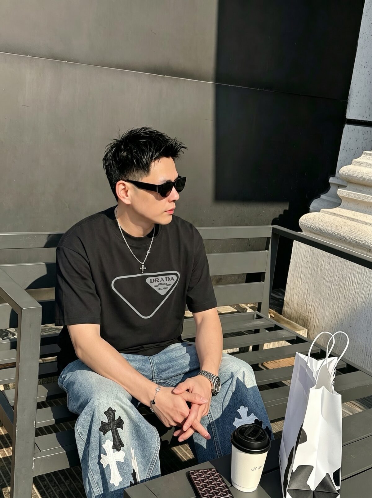 P80 Prad～普拉达 厚板亮片滴胶 《区别通货面料》 双纱纯棉紧密纱线短袖tee 上身十分舒适，男女同款半袖，落肩宽松版型 颜色: 黑色 白色 咖啡色 尺码：S（90-130斤） M（125-150斤） L（135-165斤） XL（160-190斤） XXL（185-220斤）