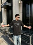 P80 Prad～普拉达 厚板亮片滴胶 《区别通货面料》 双纱纯棉紧密纱线短袖tee 上身十分舒适，男女同款半袖，落肩宽松版型 颜色: 黑色 白色 咖啡色 尺码：S（90-130斤） M（125-150斤） L（135-165斤） XL（160-190斤） XXL（185-220斤）