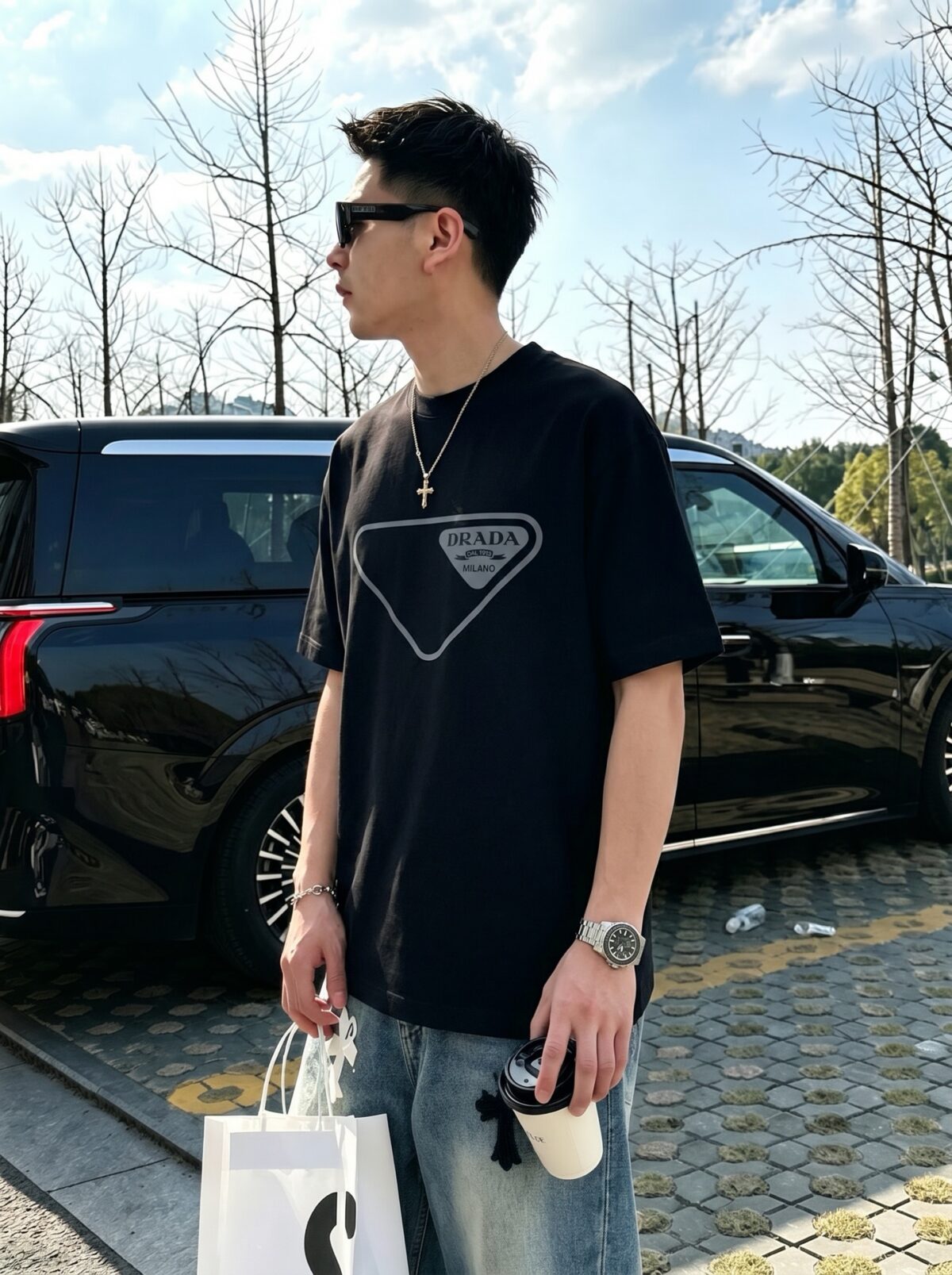 P80 Prad～普拉达 厚板亮片滴胶 《区别通货面料》 双纱纯棉紧密纱线短袖tee 上身十分舒适，男女同款半袖，落肩宽松版型 颜色: 黑色 白色 咖啡色 尺码：S（90-130斤） M（125-150斤） L（135-165斤） XL（160-190斤） XXL（185-220斤）