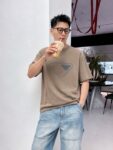 P80 Prad～普拉达 厚板亮片滴胶 《区别通货面料》 双纱纯棉紧密纱线短袖tee 上身十分舒适，男女同款半袖，落肩宽松版型 颜色: 黑色 白色 咖啡色 尺码：S（90-130斤） M（125-150斤） L（135-165斤） XL（160-190斤） XXL（185-220斤）