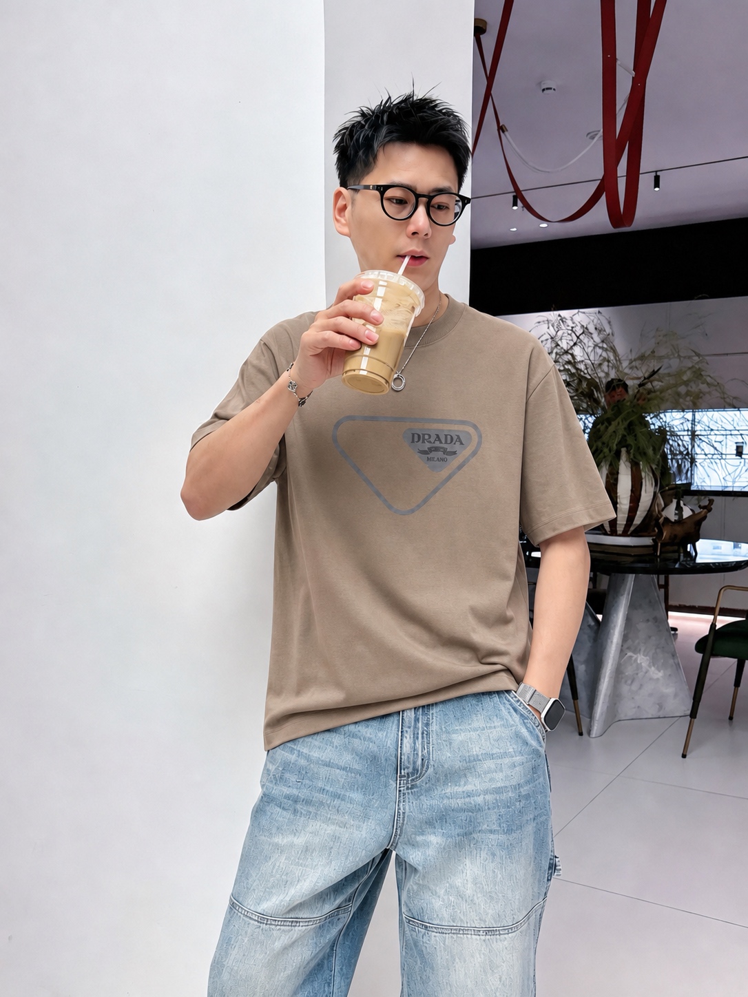 P80 Prad～普拉达 厚板亮片滴胶 《区别通货面料》 双纱纯棉紧密纱线短袖tee 上身十分舒适，男女同款半袖，落肩宽松版型 颜色: 黑色 白色 咖啡色 尺码：S（90-130斤） M（125-150斤） L（135-165斤） XL（160-190斤） XXL（185-220斤）
