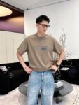 P80 Prad～普拉达 厚板亮片滴胶 《区别通货面料》 双纱纯棉紧密纱线短袖tee 上身十分舒适，男女同款半袖，落肩宽松版型 颜色: 黑色 白色 咖啡色 尺码：S（90-130斤） M（125-150斤） L（135-165斤） XL（160-190斤） XXL（185-220斤）
