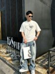 P80 Prad～普拉达 厚板亮片滴胶 《区别通货面料》 双纱纯棉紧密纱线短袖tee 上身十分舒适，男女同款半袖，落肩宽松版型 颜色: 黑色 白色 咖啡色 尺码：S（90-130斤） M（125-150斤） L（135-165斤） XL（160-190斤） XXL（185-220斤）