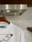 P70 普拉达PRADA 新款直喷工艺 高品质280克重磅短袖T恤，进口兄弟数码白墨直喷工艺 彰显不羁的个性与强大的气场 纯棉32支双纱面料，两遍缩水工艺，立体裁剪，面布做了蚀毛，手感非常好，亲肤透气，微宽松版型，上身舒适！ 日本Brother进口机数码直喷。色彩还原度 %，杜邦进口环保颜料，色牢度5级，经测验，洗涤100次，褪色程度不到1% 单品时尚感满满.日常出街或休闲都很百搭，轻松驾驭各种风格。色彩超鲜艳还透气，夏季必备 颜色：黑色/白色 码数：S-XL