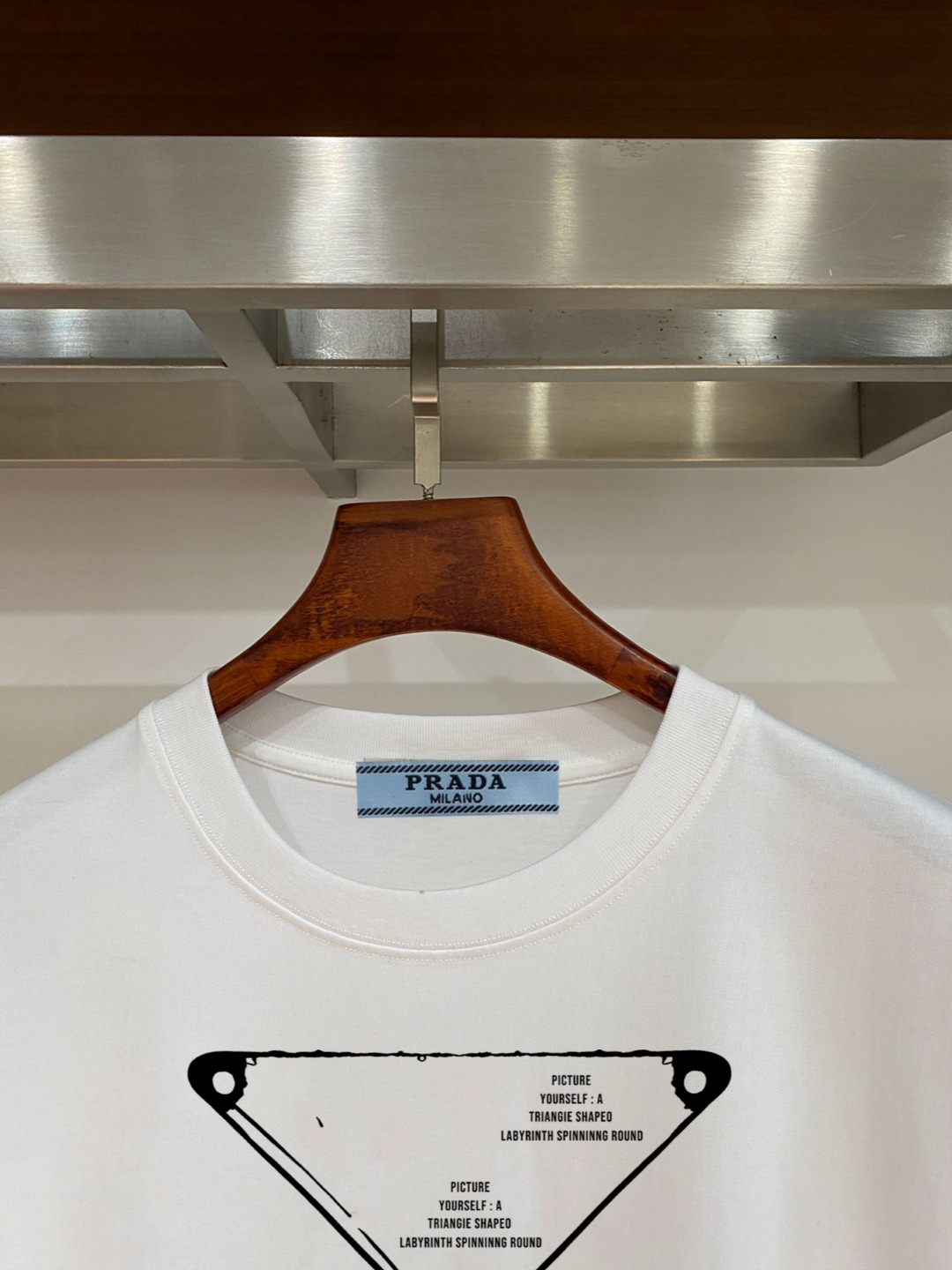 P70 普拉达PRADA 新款直喷工艺 高品质280克重磅短袖T恤，进口兄弟数码白墨直喷工艺 彰显不羁的个性与强大的气场 纯棉32支双纱面料，两遍缩水工艺，立体裁剪，面布做了蚀毛，手感非常好，亲肤透气，微宽松版型，上身舒适！ 日本Brother进口机数码直喷。色彩还原度 %，杜邦进口环保颜料，色牢度5级，经测验，洗涤100次，褪色程度不到1% 单品时尚感满满.日常出街或休闲都很百搭，轻松驾驭各种风格。色彩超鲜艳还透气，夏季必备 颜色：黑色/白色 码数：S-XL
