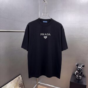 P80 Prad～普拉达logo刺绣 《区别通货面料》 双纱纯棉紧密纱线短袖tee 上身十分舒适，男女同款半袖，落肩宽松版型 颜色: 黑色 白色 咖啡色 尺码：S（90-130斤） M（125-150斤） L（135-165斤） XL（160-190斤） XXL（185-220斤）