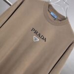 weigou_196783_3_d207d09f8e P80 Prad~普拉达logo刺绣 《区别通货面料》 双纱纯棉紧密纱线短袖tee 上身十分舒适,男女同款半袖,落肩宽松版型 颜色: 黑色 白色 咖啡色 尺码:S(90-130斤) M(125-150斤) L(135-165斤) XL(160-190斤) XXL(185-220斤)