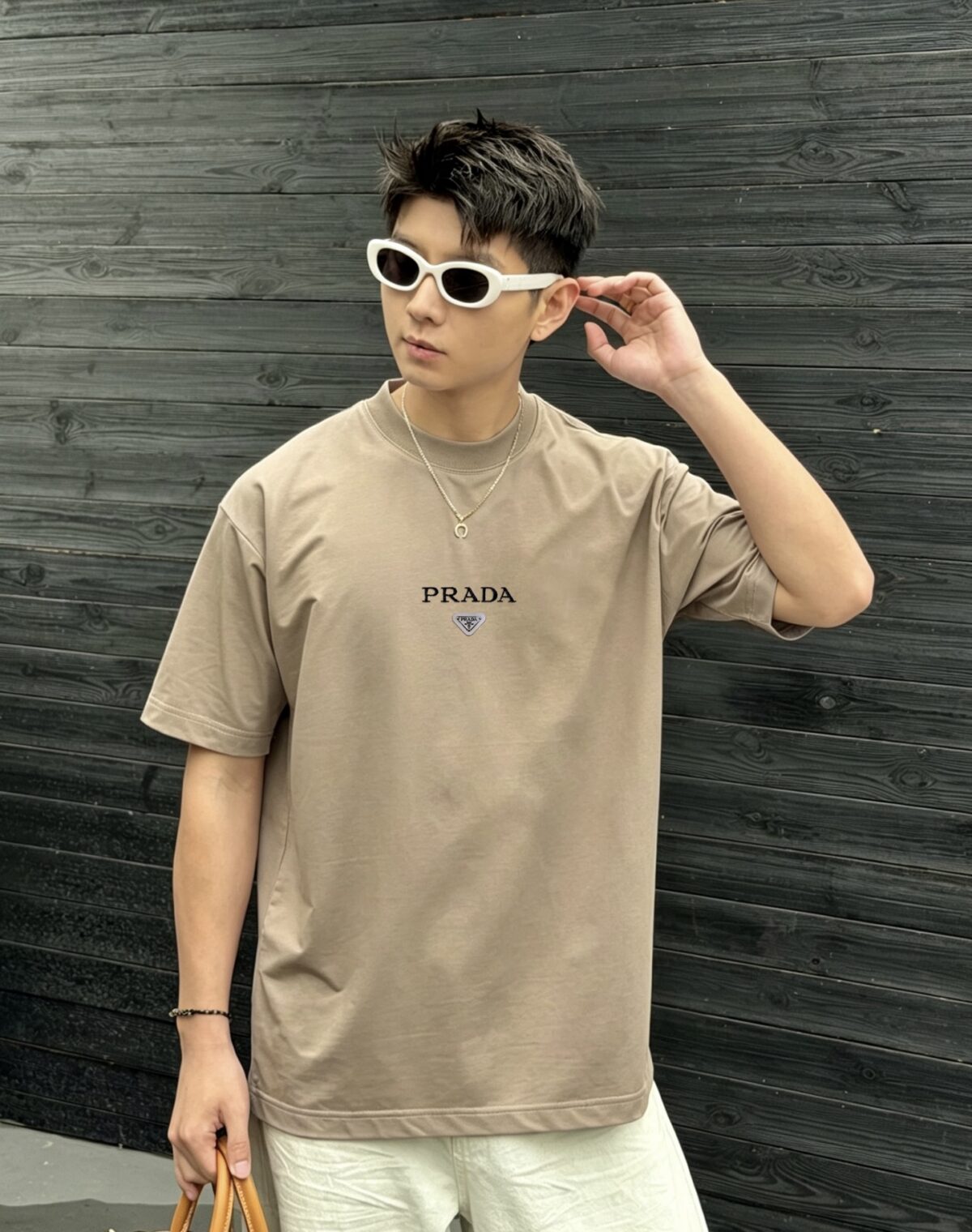 weigou_196783_6_e5e756165f P80 Prad~普拉达logo刺绣 《区别通货面料》 双纱纯棉紧密纱线短袖tee 上身十分舒适,男女同款半袖,落肩宽松版型 颜色: 黑色 白色 咖啡色 尺码:S(90-130斤) M(125-150斤) L(135-165斤) XL(160-190斤) XXL(185-220斤)