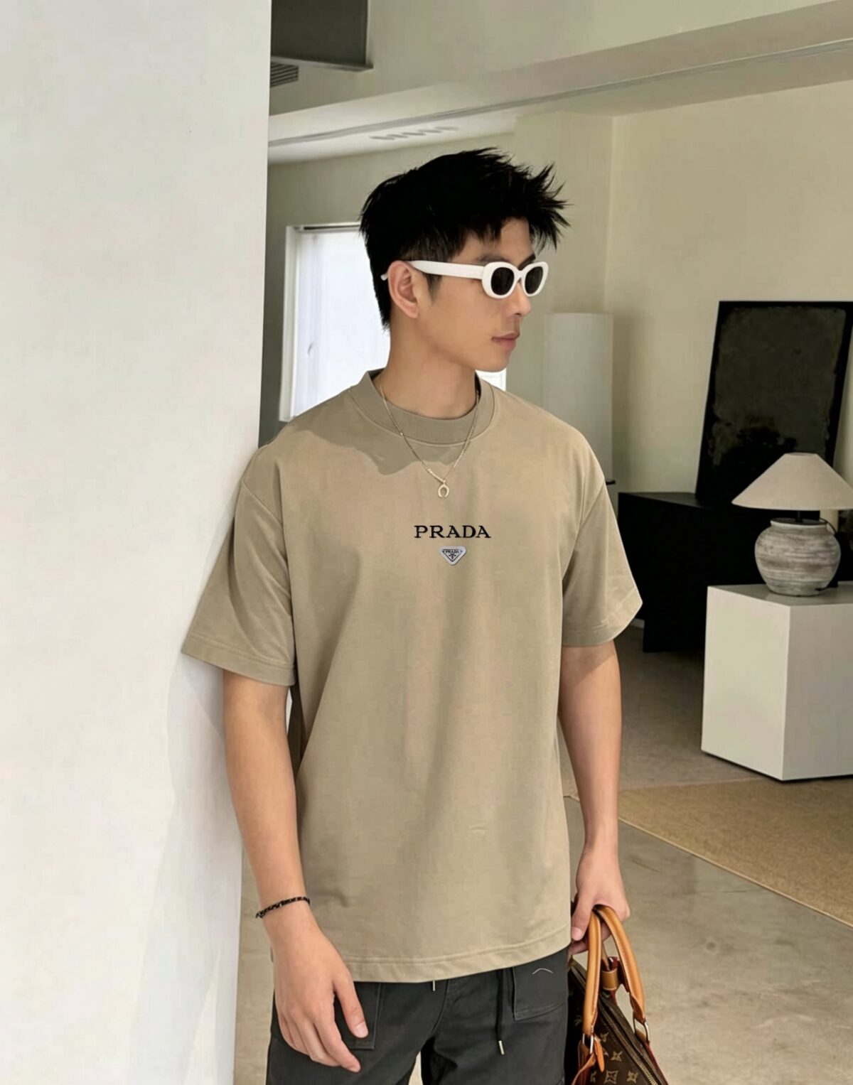 weigou_196783_7_1bfb0069d1 P80 Prad~普拉达logo刺绣 《区别通货面料》 双纱纯棉紧密纱线短袖tee 上身十分舒适,男女同款半袖,落肩宽松版型 颜色: 黑色 白色 咖啡色 尺码:S(90-130斤) M(125-150斤) L(135-165斤) XL(160-190斤) XXL(185-220斤)