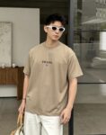 weigou_196783_8_75b8083599 P80 Prad~普拉达logo刺绣 《区别通货面料》 双纱纯棉紧密纱线短袖tee 上身十分舒适,男女同款半袖,落肩宽松版型 颜色: 黑色 白色 咖啡色 尺码:S(90-130斤) M(125-150斤) L(135-165斤) XL(160-190斤) XXL(185-220斤)