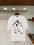 P70 普拉达PRADA 新款直喷工艺 高品质280克重磅短袖T恤，进口兄弟数码白墨直喷工艺 彰显不羁的个性与强大的气场 纯棉32支双纱面料，两遍缩水工艺，立体裁剪，面布做了蚀毛，手感非常好，亲肤透气，微宽松版型，上身舒适！ 日本Brother进口机数码直喷。色彩还原度 %，杜邦进口环保颜料，色牢度5级，经测验，洗涤100次，褪色程度不到1% 单品时尚感满满.日常出街或休闲都很百搭，轻松驾驭各种风格。色彩超鲜艳还透气，夏季必备 颜色：黑色/白色 码数：S-XL