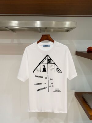 weigou_196785_0_70334532c3 P70 普拉达PRADA 新款直喷工艺 高品质280克重磅短袖T恤,进口兄弟数码白墨直喷工艺 彰显不羁的个性与强大的气场 纯棉32支双纱面料,两遍缩水工艺,立体裁剪,面布做了蚀毛,手感非常好,亲肤透气,微宽松版型,上身舒适! 日本Brother进口机数码直喷。色彩还原度 %,杜邦进口环保颜料,色牢度5级,经测验,洗涤100次,褪色程度不到1% 单品时尚感满满.日常出街或休闲都很百搭,轻松驾驭各种风格。色彩超鲜艳还透气,夏季必备 颜色:黑色/白色 码数:S-XL