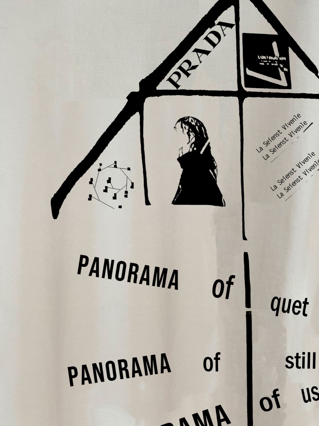 P70 普拉达PRADA 新款直喷工艺 高品质280克重磅短袖T恤，进口兄弟数码白墨直喷工艺 彰显不羁的个性与强大的气场 纯棉32支双纱面料，两遍缩水工艺，立体裁剪，面布做了蚀毛，手感非常好，亲肤透气，微宽松版型，上身舒适！ 日本Brother进口机数码直喷。色彩还原度 %，杜邦进口环保颜料，色牢度5级，经测验，洗涤100次，褪色程度不到1% 单品时尚感满满.日常出街或休闲都很百搭，轻松驾驭各种风格。色彩超鲜艳还透气，夏季必备 颜色：黑色/白色 码数：S-XL