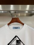 P70 普拉达PRADA 新款直喷工艺 高品质280克重磅短袖T恤，进口兄弟数码白墨直喷工艺 彰显不羁的个性与强大的气场 纯棉32支双纱面料，两遍缩水工艺，立体裁剪，面布做了蚀毛，手感非常好，亲肤透气，微宽松版型，上身舒适！ 日本Brother进口机数码直喷。色彩还原度 %，杜邦进口环保颜料，色牢度5级，经测验，洗涤100次，褪色程度不到1% 单品时尚感满满.日常出街或休闲都很百搭，轻松驾驭各种风格。色彩超鲜艳还透气，夏季必备 颜色：黑色/白色 码数：S-XL