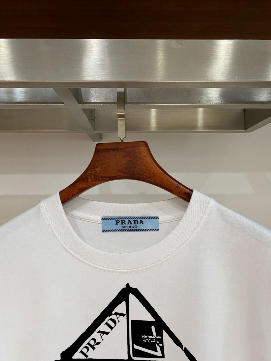 P70 普拉达PRADA 新款直喷工艺 高品质280克重磅短袖T恤，进口兄弟数码白墨直喷工艺 彰显不羁的个性与强大的气场 纯棉32支双纱面料，两遍缩水工艺，立体裁剪，面布做了蚀毛，手感非常好，亲肤透气，微宽松版型，上身舒适！ 日本Brother进口机数码直喷。色彩还原度 %，杜邦进口环保颜料，色牢度5级，经测验，洗涤100次，褪色程度不到1% 单品时尚感满满.日常出街或休闲都很百搭，轻松驾驭各种风格。色彩超鲜艳还透气，夏季必备 颜色：黑色/白色 码数：S-XL