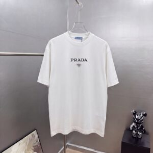 P80 Prad～普拉达logo刺绣 《区别通货面料》 双纱纯棉紧密纱线短袖tee 上身十分舒适，男女同款半袖，落肩宽松版型 颜色: 黑色 白色 咖啡色 尺码：S（90-130斤） M（125-150斤） L（135-165斤） XL（160-190斤） XXL（185-220斤）