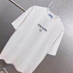 P80 Prad～普拉达logo刺绣 《区别通货面料》 双纱纯棉紧密纱线短袖tee 上身十分舒适，男女同款半袖，落肩宽松版型 颜色: 黑色 白色 咖啡色 尺码：S（90-130斤） M（125-150斤） L（135-165斤） XL（160-190斤） XXL（185-220斤）