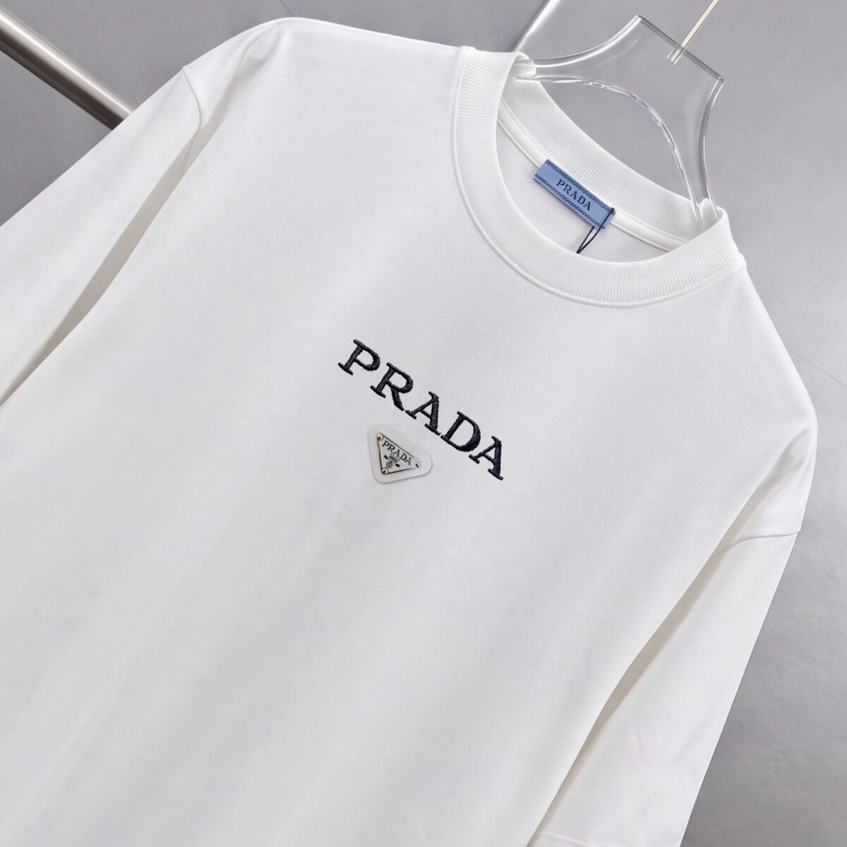 P80 Prad～普拉达logo刺绣 《区别通货面料》 双纱纯棉紧密纱线短袖tee 上身十分舒适，男女同款半袖，落肩宽松版型 颜色: 黑色 白色 咖啡色 尺码：S（90-130斤） M（125-150斤） L（135-165斤） XL（160-190斤） XXL（185-220斤）
