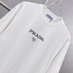 P80 Prad～普拉达logo刺绣 《区别通货面料》 双纱纯棉紧密纱线短袖tee 上身十分舒适，男女同款半袖，落肩宽松版型 颜色: 黑色 白色 咖啡色 尺码：S（90-130斤） M（125-150斤） L（135-165斤） XL（160-190斤） XXL（185-220斤）