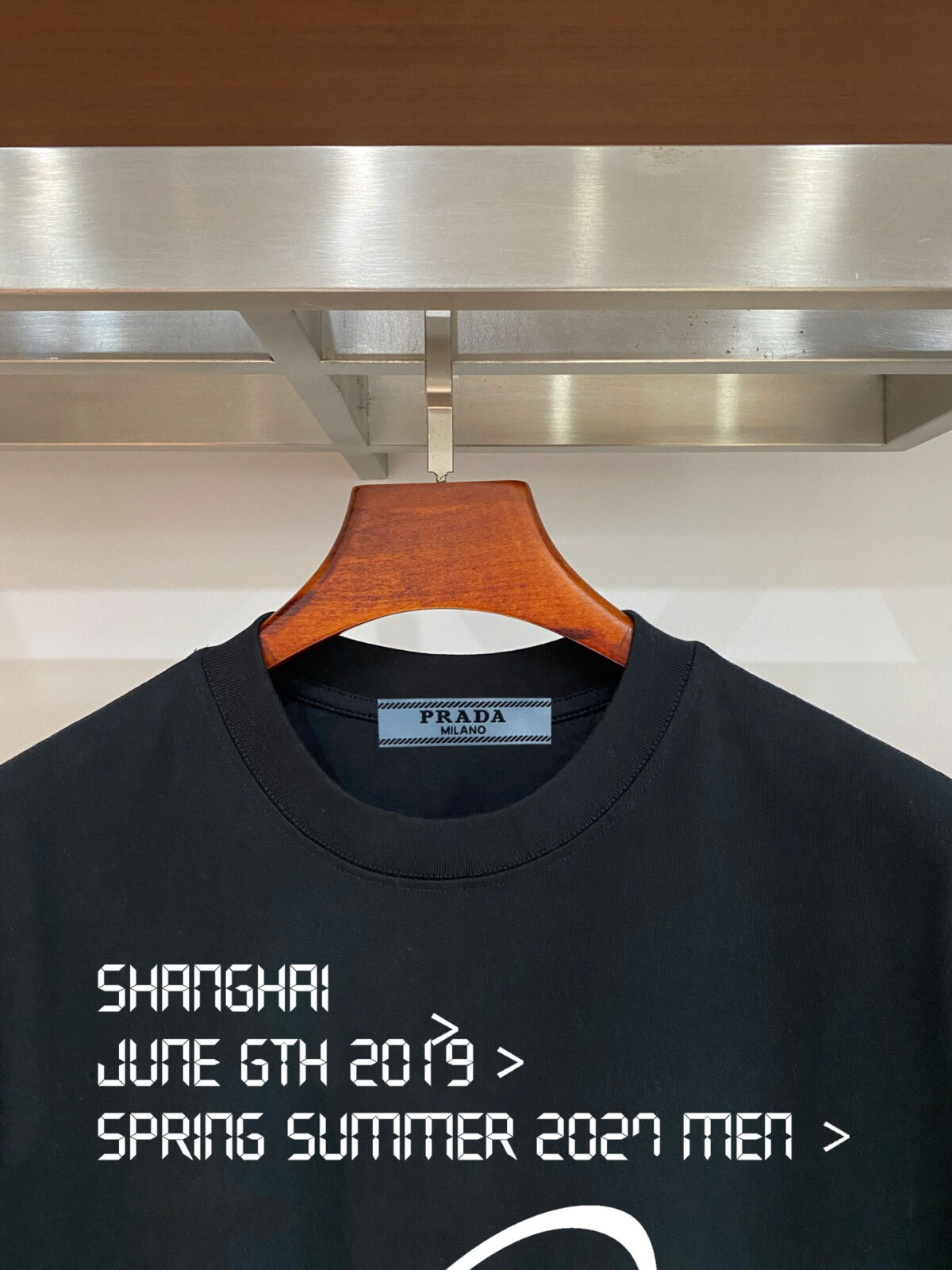 weigou_196813_3_599a181a53 P70 普拉达PRADA 新款直喷工艺 高品质280克重磅短袖T恤,进口兄弟数码白墨直喷工艺 彰显不羁的个性与强大的气场 纯棉32支双纱面料,两遍缩水工艺,立体裁剪,面布做了蚀毛,手感非常好,亲肤透气,微宽松版型,上身舒适! 日本Brother进口机数码直喷。色彩还原度 %,杜邦进口环保颜料,色牢度5级,经测验,洗涤100次,褪色程度不到1% 单品时尚感满满.日常出街或休闲都很百搭,轻松驾驭各种风格。色彩超鲜艳还透气,夏季必备 颜色:黑色/白色 码数:S-XL