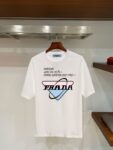 P70 普拉达PRADA 新款直喷工艺 高品质280克重磅短袖T恤，进口兄弟数码白墨直喷工艺 彰显不羁的个性与强大的气场 纯棉32支双纱面料，两遍缩水工艺，立体裁剪，面布做了蚀毛，手感非常好，亲肤透气，微宽松版型，上身舒适！ 日本Brother进口机数码直喷。色彩还原度 %，杜邦进口环保颜料，色牢度5级，经测验，洗涤100次，褪色程度不到1% 单品时尚感满满.日常出街或休闲都很百搭，轻松驾驭各种风格。色彩超鲜艳还透气，夏季必备 颜色：黑色/白色 码数：S-XL