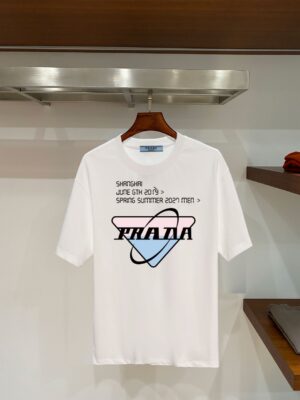 weigou_196841_0_8fd4640132 P70 普拉达PRADA 新款直喷工艺 高品质280克重磅短袖T恤,进口兄弟数码白墨直喷工艺 彰显不羁的个性与强大的气场 纯棉32支双纱面料,两遍缩水工艺,立体裁剪,面布做了蚀毛,手感非常好,亲肤透气,微宽松版型,上身舒适! 日本Brother进口机数码直喷。色彩还原度 %,杜邦进口环保颜料,色牢度5级,经测验,洗涤100次,褪色程度不到1% 单品时尚感满满.日常出街或休闲都很百搭,轻松驾驭各种风格。色彩超鲜艳还透气,夏季必备 颜色:黑色/白色 码数:S-XL