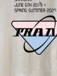 P70 普拉达PRADA 新款直喷工艺 高品质280克重磅短袖T恤，进口兄弟数码白墨直喷工艺 彰显不羁的个性与强大的气场 纯棉32支双纱面料，两遍缩水工艺，立体裁剪，面布做了蚀毛，手感非常好，亲肤透气，微宽松版型，上身舒适！ 日本Brother进口机数码直喷。色彩还原度 %，杜邦进口环保颜料，色牢度5级，经测验，洗涤100次，褪色程度不到1% 单品时尚感满满.日常出街或休闲都很百搭，轻松驾驭各种风格。色彩超鲜艳还透气，夏季必备 颜色：黑色/白色 码数：S-XL