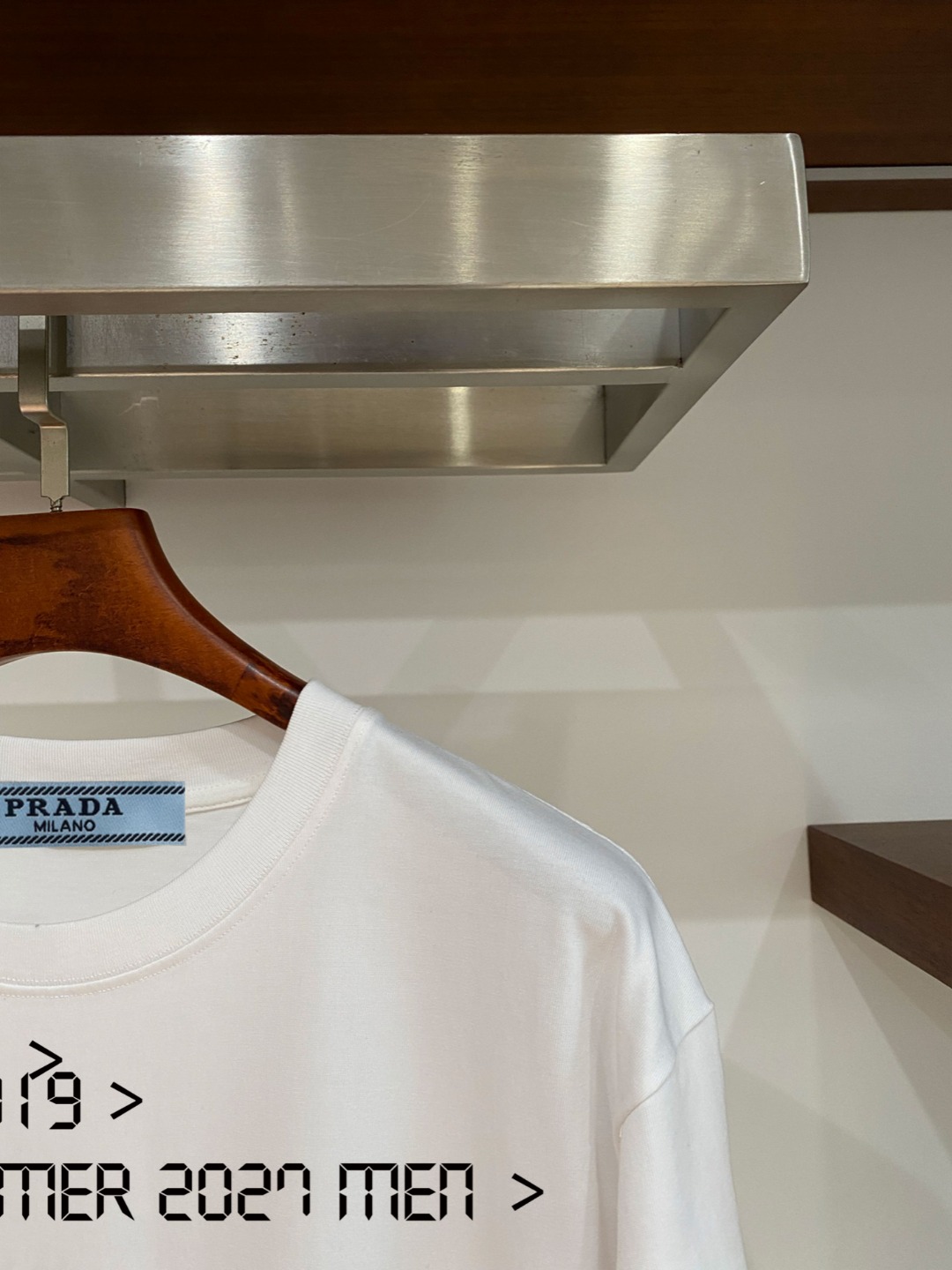 P70 普拉达PRADA 新款直喷工艺 高品质280克重磅短袖T恤，进口兄弟数码白墨直喷工艺 彰显不羁的个性与强大的气场 纯棉32支双纱面料，两遍缩水工艺，立体裁剪，面布做了蚀毛，手感非常好，亲肤透气，微宽松版型，上身舒适！ 日本Brother进口机数码直喷。色彩还原度 %，杜邦进口环保颜料，色牢度5级，经测验，洗涤100次，褪色程度不到1% 单品时尚感满满.日常出街或休闲都很百搭，轻松驾驭各种风格。色彩超鲜艳还透气，夏季必备 颜色：黑色/白色 码数：S-XL