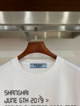 P70 普拉达PRADA 新款直喷工艺 高品质280克重磅短袖T恤，进口兄弟数码白墨直喷工艺 彰显不羁的个性与强大的气场 纯棉32支双纱面料，两遍缩水工艺，立体裁剪，面布做了蚀毛，手感非常好，亲肤透气，微宽松版型，上身舒适！ 日本Brother进口机数码直喷。色彩还原度 %，杜邦进口环保颜料，色牢度5级，经测验，洗涤100次，褪色程度不到1% 单品时尚感满满.日常出街或休闲都很百搭，轻松驾驭各种风格。色彩超鲜艳还透气，夏季必备 颜色：黑色/白色 码数：S-XL