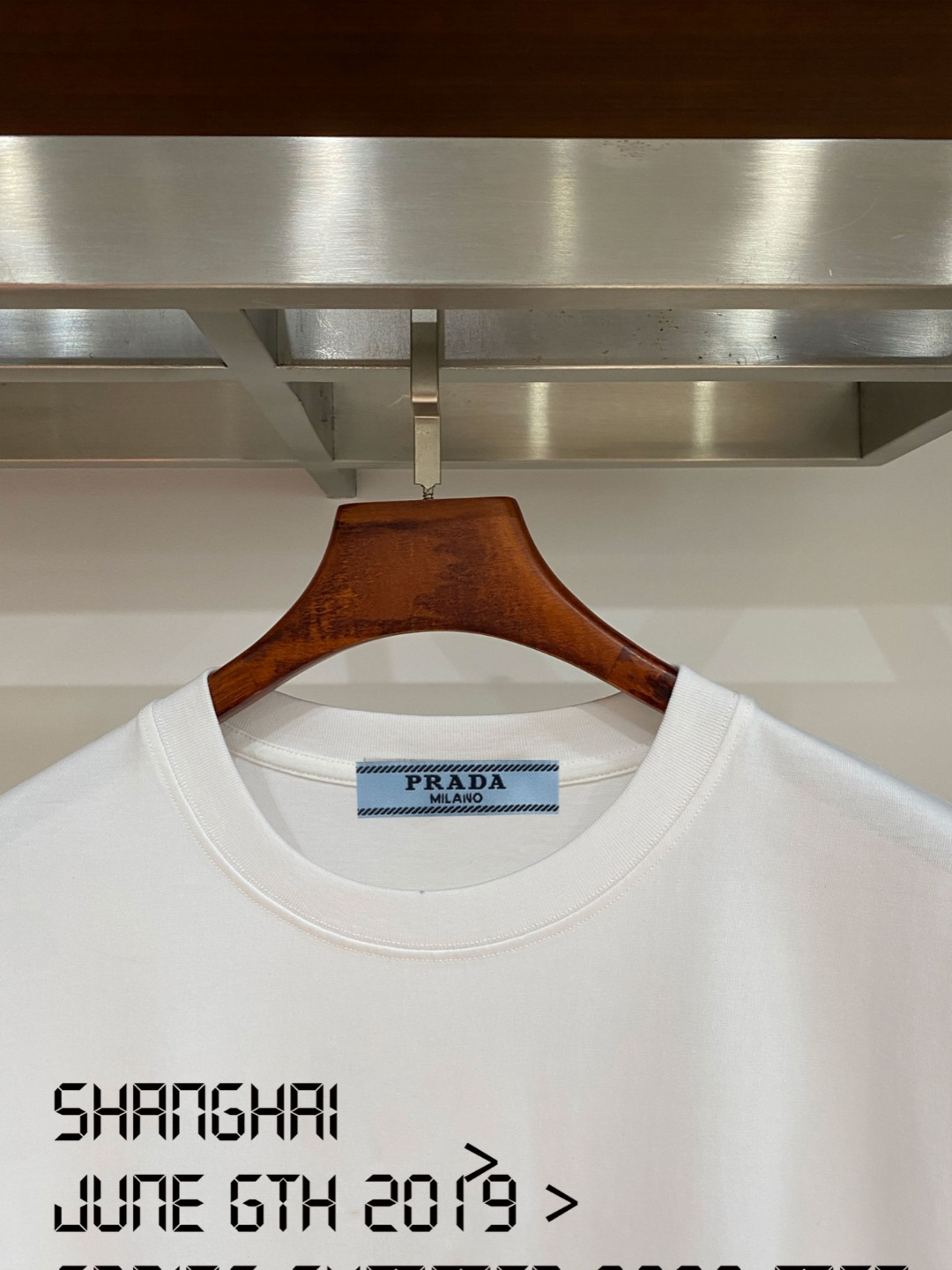 P70 普拉达PRADA 新款直喷工艺 高品质280克重磅短袖T恤，进口兄弟数码白墨直喷工艺 彰显不羁的个性与强大的气场 纯棉32支双纱面料，两遍缩水工艺，立体裁剪，面布做了蚀毛，手感非常好，亲肤透气，微宽松版型，上身舒适！ 日本Brother进口机数码直喷。色彩还原度 %，杜邦进口环保颜料，色牢度5级，经测验，洗涤100次，褪色程度不到1% 单品时尚感满满.日常出街或休闲都很百搭，轻松驾驭各种风格。色彩超鲜艳还透气，夏季必备 颜色：黑色/白色 码数：S-XL