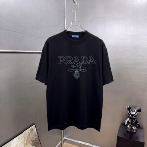 P80 Prad～普拉达logo刺绣 《区别通货面料》 双纱纯棉紧密纱线短袖tee 上身十分舒适，男女同款半袖，落肩宽松版型 颜色: 黑色 白色 咖啡色 尺码：S（90-130斤） M（125-150斤） L（135-165斤） XL（160-190斤） XXL（185-220斤）
