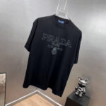 P80 Prad～普拉达logo刺绣 《区别通货面料》 双纱纯棉紧密纱线短袖tee 上身十分舒适，男女同款半袖，落肩宽松版型 颜色: 黑色 白色 咖啡色 尺码：S（90-130斤） M（125-150斤） L（135-165斤） XL（160-190斤） XXL（185-220斤）