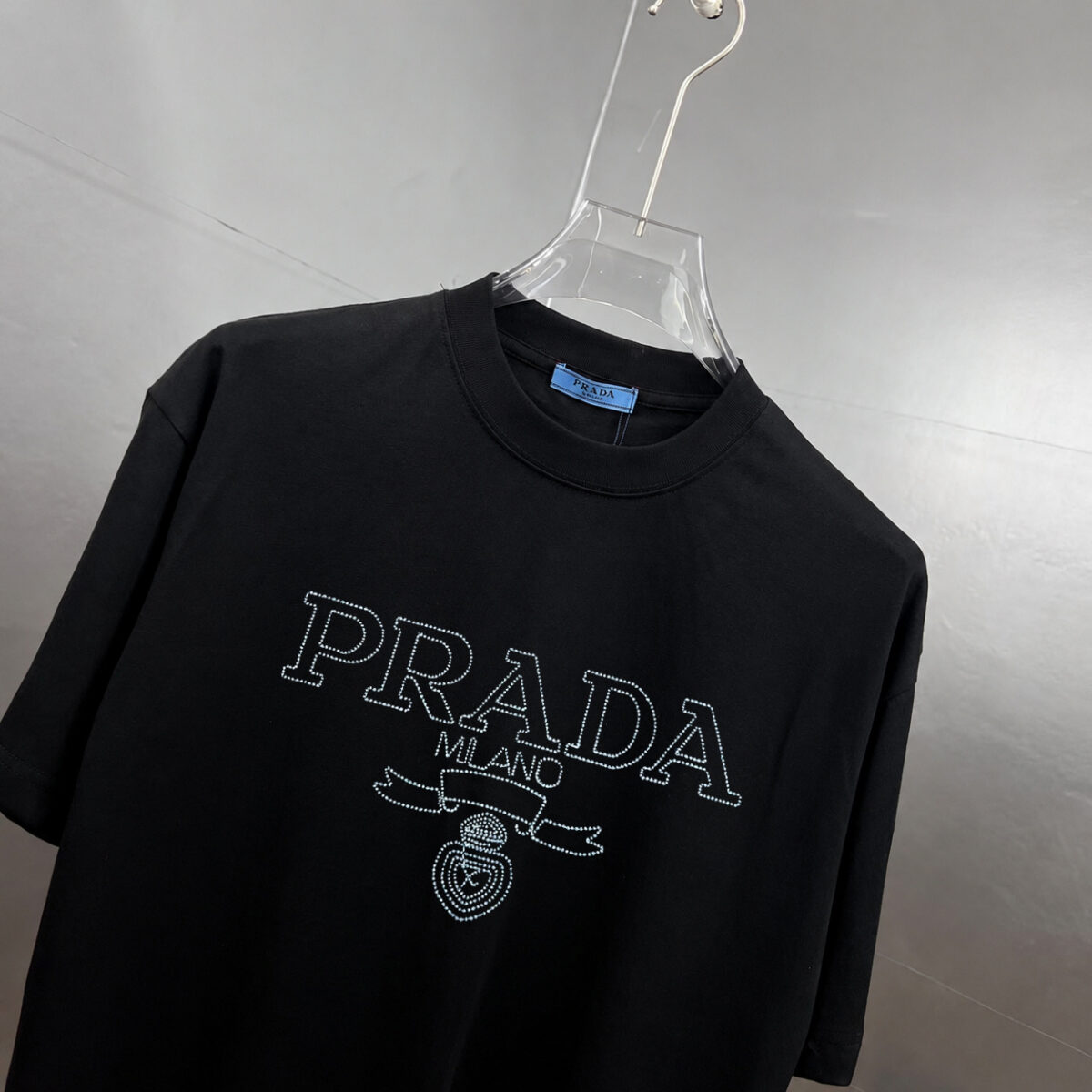 P80 Prad～普拉达logo刺绣 《区别通货面料》 双纱纯棉紧密纱线短袖tee 上身十分舒适，男女同款半袖，落肩宽松版型 颜色: 黑色 白色 咖啡色 尺码：S（90-130斤） M（125-150斤） L（135-165斤） XL（160-190斤） XXL（185-220斤）