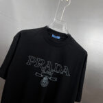 P80 Prad～普拉达logo刺绣 《区别通货面料》 双纱纯棉紧密纱线短袖tee 上身十分舒适，男女同款半袖，落肩宽松版型 颜色: 黑色 白色 咖啡色 尺码：S（90-130斤） M（125-150斤） L（135-165斤） XL（160-190斤） XXL（185-220斤）