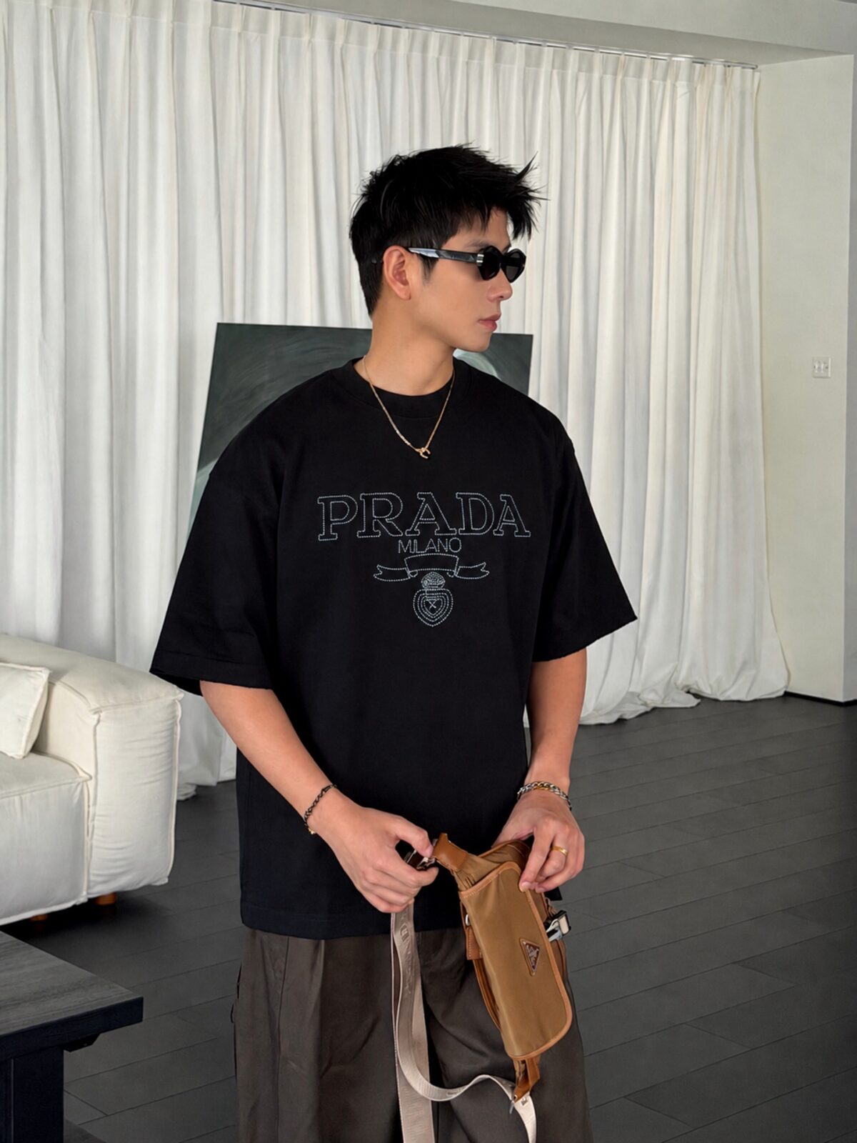 P80 Prad～普拉达logo刺绣 《区别通货面料》 双纱纯棉紧密纱线短袖tee 上身十分舒适，男女同款半袖，落肩宽松版型 颜色: 黑色 白色 咖啡色 尺码：S（90-130斤） M（125-150斤） L（135-165斤） XL（160-190斤） XXL（185-220斤）
