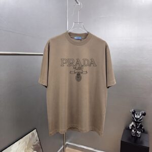 P80 Prad～普拉达logo刺绣 《区别通货面料》 双纱纯棉紧密纱线短袖tee 上身十分舒适，男女同款半袖，落肩宽松版型 颜色: 黑色 白色 咖啡色 尺码：S（90-130斤） M（125-150斤） L（135-165斤） XL（160-190斤） XXL（185-220斤）