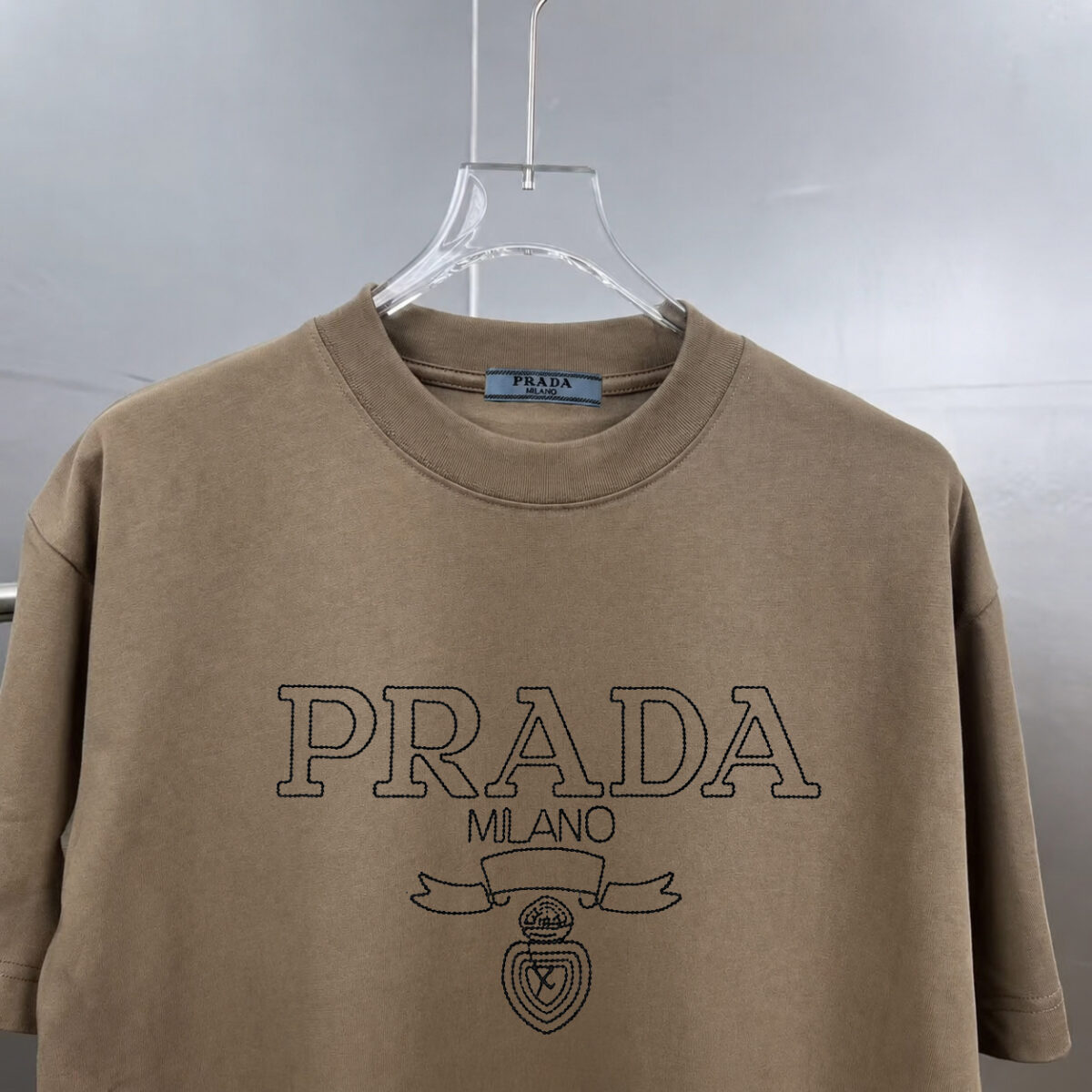 P80 Prad～普拉达logo刺绣 《区别通货面料》 双纱纯棉紧密纱线短袖tee 上身十分舒适，男女同款半袖，落肩宽松版型 颜色: 黑色 白色 咖啡色 尺码：S（90-130斤） M（125-150斤） L（135-165斤） XL（160-190斤） XXL（185-220斤）