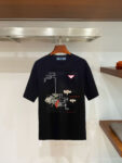 P70 普拉达PRADA 新款直喷工艺 高品质280克重磅短袖T恤，进口兄弟数码白墨直喷工艺 彰显不羁的个性与强大的气场 纯棉32支双纱面料，两遍缩水工艺，立体裁剪，面布做了蚀毛，手感非常好，亲肤透气，微宽松版型，上身舒适！ 日本Brother进口机数码直喷。色彩还原度 %，杜邦进口环保颜料，色牢度5级，经测验，洗涤100次，褪色程度不到1% 单品时尚感满满.日常出街或休闲都很百搭，轻松驾驭各种风格。色彩超鲜艳还透气，夏季必备 颜色：黑色/白色 码数：S-XL