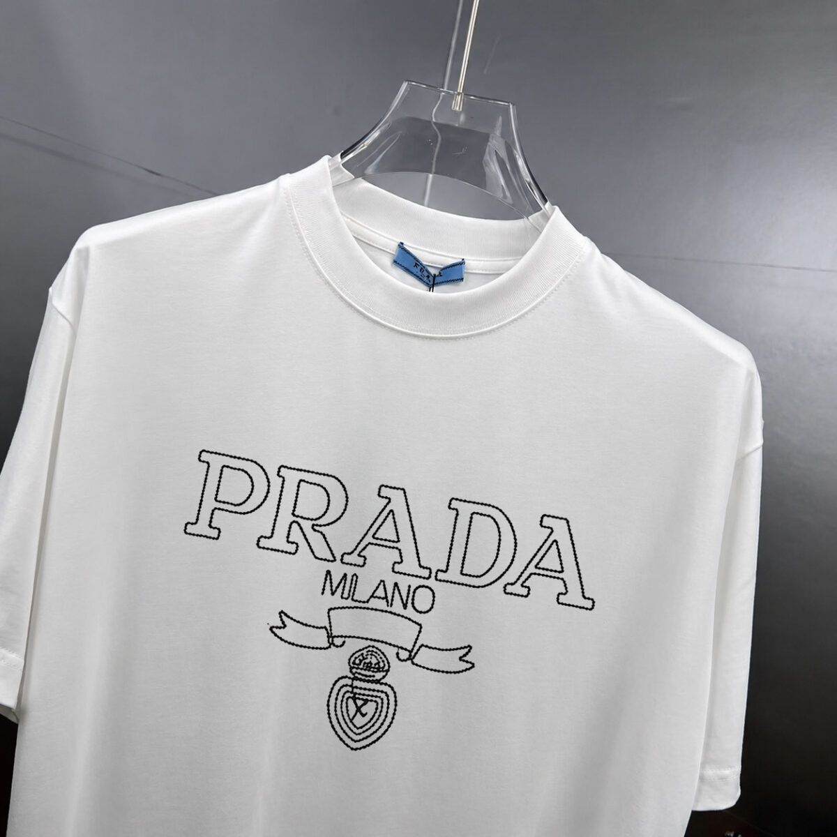P80 Prad～普拉达logo刺绣 《区别通货面料》 双纱纯棉紧密纱线短袖tee 上身十分舒适，男女同款半袖，落肩宽松版型 颜色: 黑色 白色 咖啡色 尺码：S（90-130斤） M（125-150斤） L（135-165斤） XL（160-190斤） XXL（185-220斤）