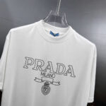 P80 Prad～普拉达logo刺绣 《区别通货面料》 双纱纯棉紧密纱线短袖tee 上身十分舒适，男女同款半袖，落肩宽松版型 颜色: 黑色 白色 咖啡色 尺码：S（90-130斤） M（125-150斤） L（135-165斤） XL（160-190斤） XXL（185-220斤）