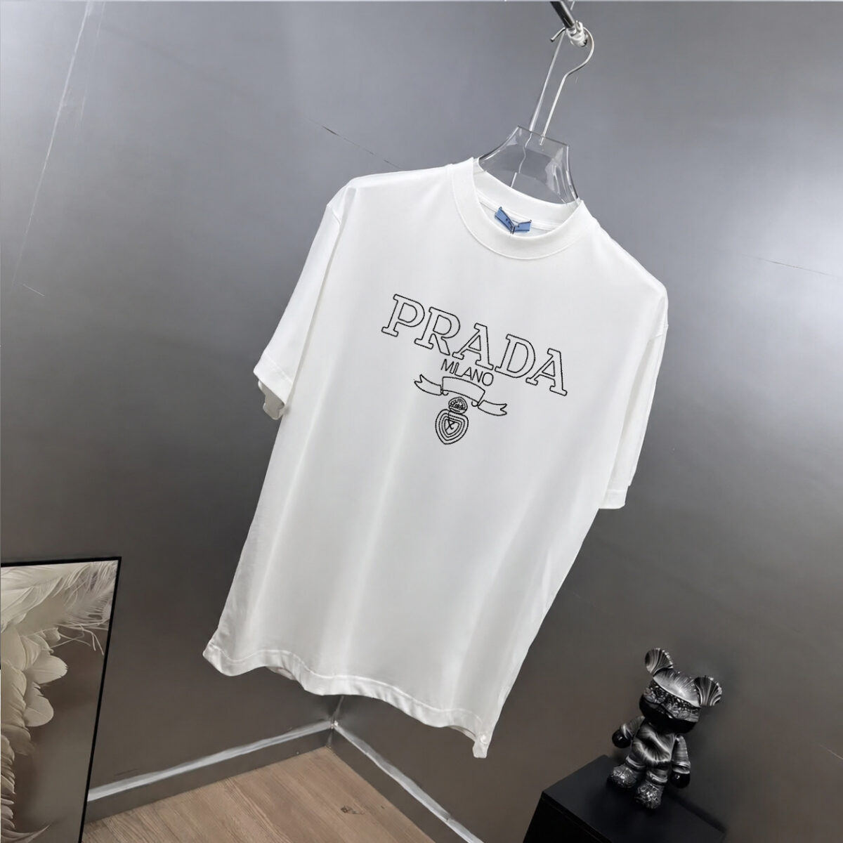 P80 Prad～普拉达logo刺绣 《区别通货面料》 双纱纯棉紧密纱线短袖tee 上身十分舒适，男女同款半袖，落肩宽松版型 颜色: 黑色 白色 咖啡色 尺码：S（90-130斤） M（125-150斤） L（135-165斤） XL（160-190斤） XXL（185-220斤）