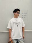 P80 Prad～普拉达logo刺绣 《区别通货面料》 双纱纯棉紧密纱线短袖tee 上身十分舒适，男女同款半袖，落肩宽松版型 颜色: 黑色 白色 咖啡色 尺码：S（90-130斤） M（125-150斤） L（135-165斤） XL（160-190斤） XXL（185-220斤）