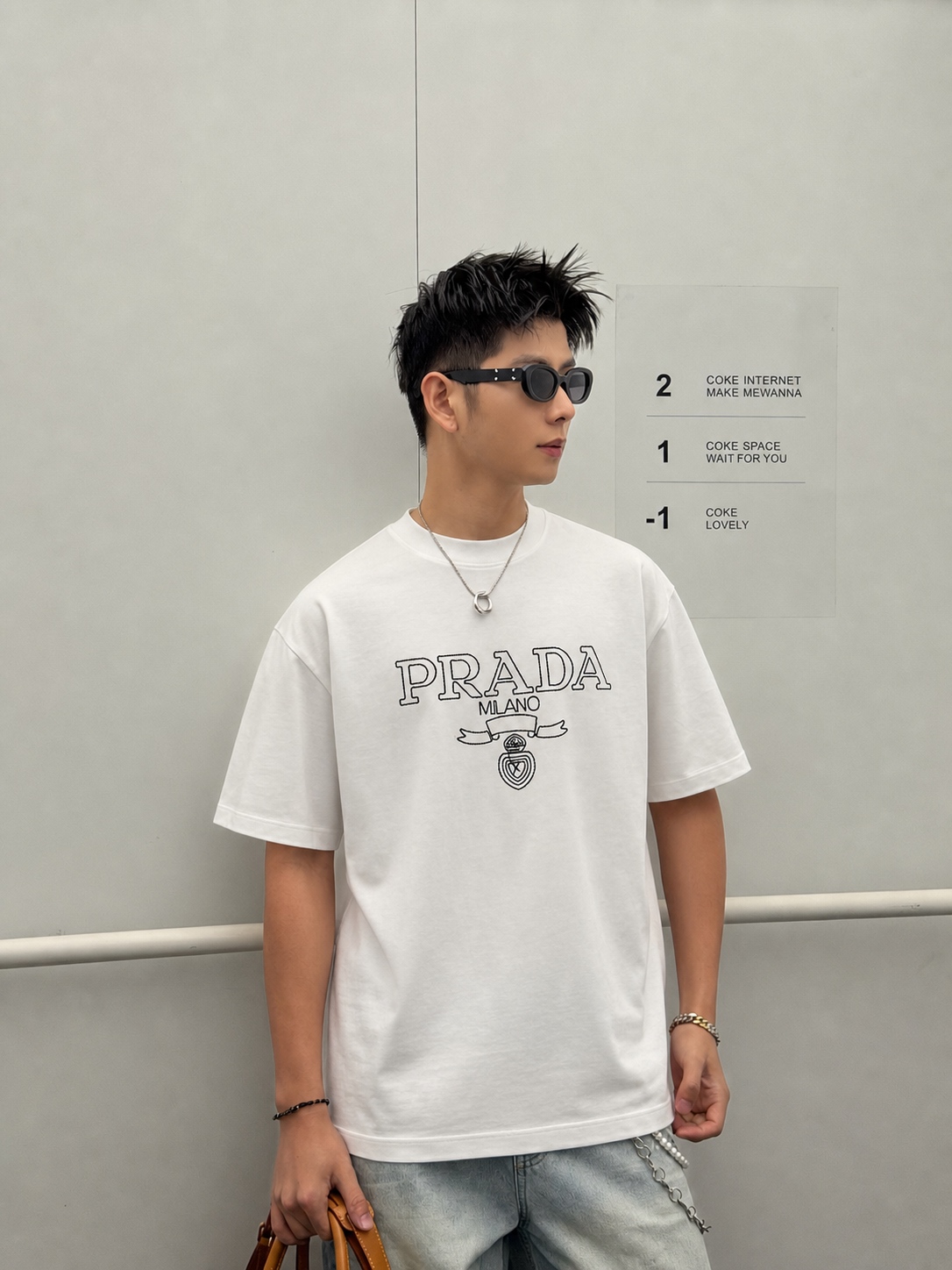 P80 Prad～普拉达logo刺绣 《区别通货面料》 双纱纯棉紧密纱线短袖tee 上身十分舒适，男女同款半袖，落肩宽松版型 颜色: 黑色 白色 咖啡色 尺码：S（90-130斤） M（125-150斤） L（135-165斤） XL（160-190斤） XXL（185-220斤）