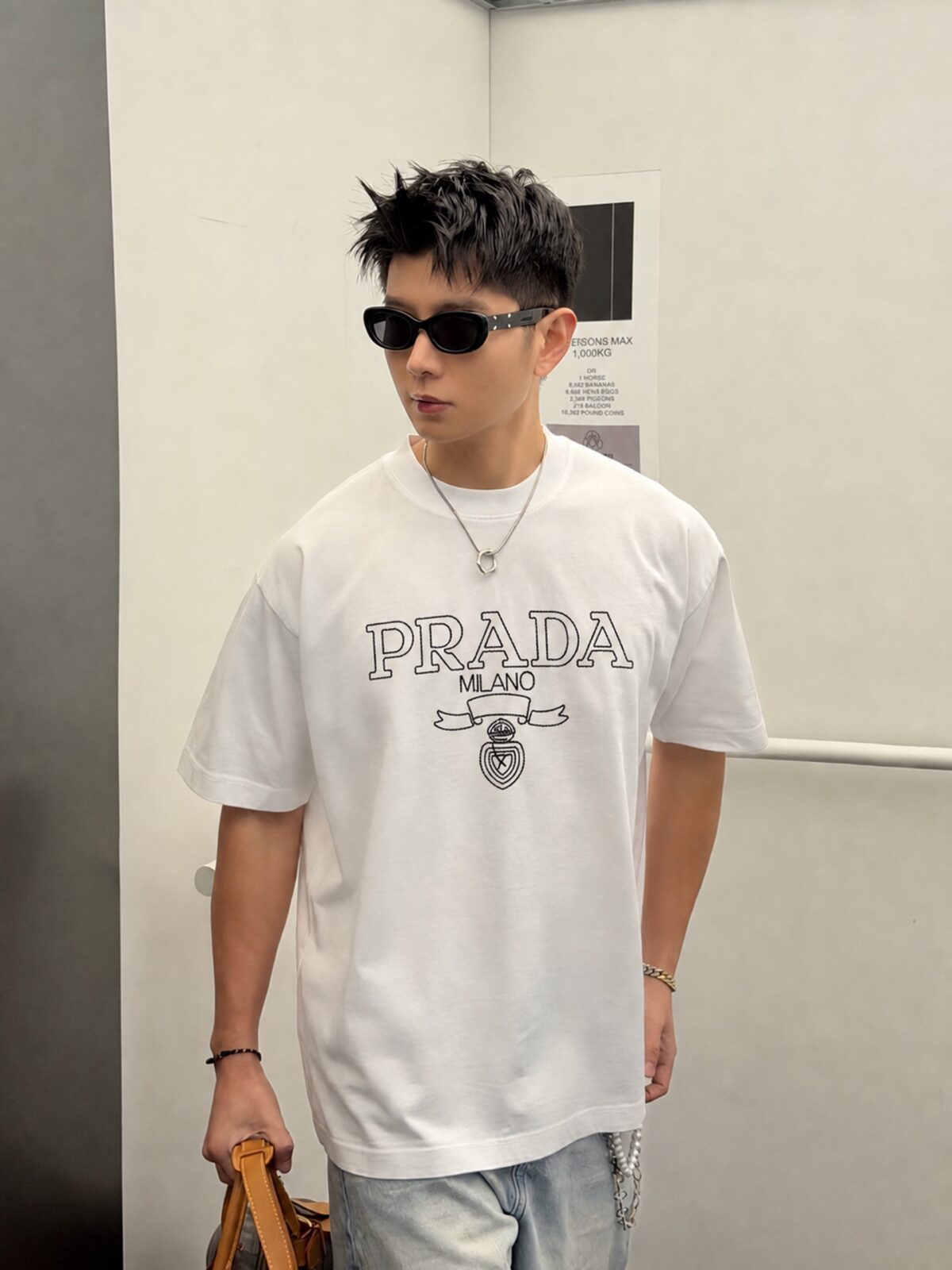 P80 Prad～普拉达logo刺绣 《区别通货面料》 双纱纯棉紧密纱线短袖tee 上身十分舒适，男女同款半袖，落肩宽松版型 颜色: 黑色 白色 咖啡色 尺码：S（90-130斤） M（125-150斤） L（135-165斤） XL（160-190斤） XXL（185-220斤）